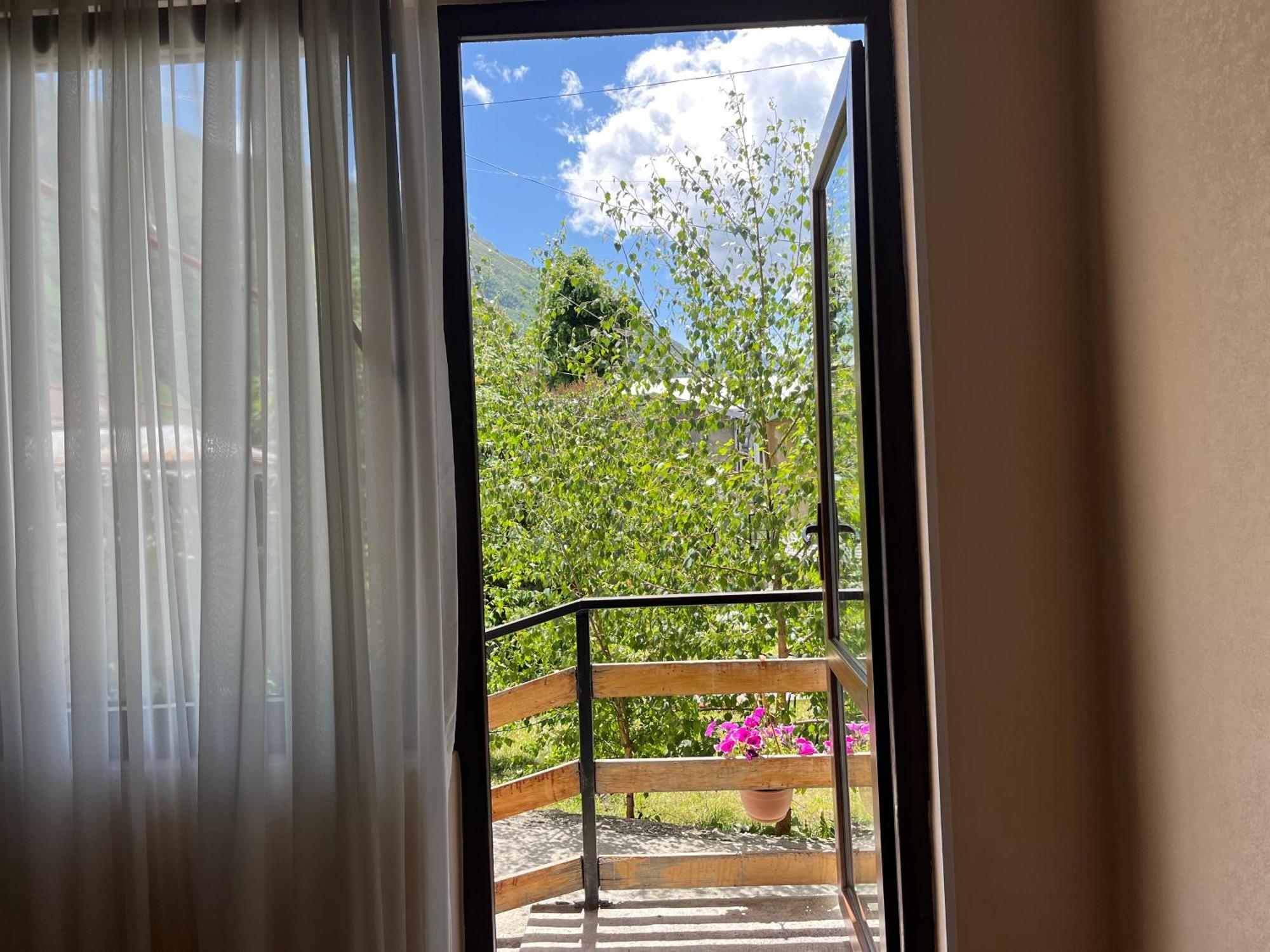 Soso Burduli'S Guesthouse Kazbegi Eksteriør billede