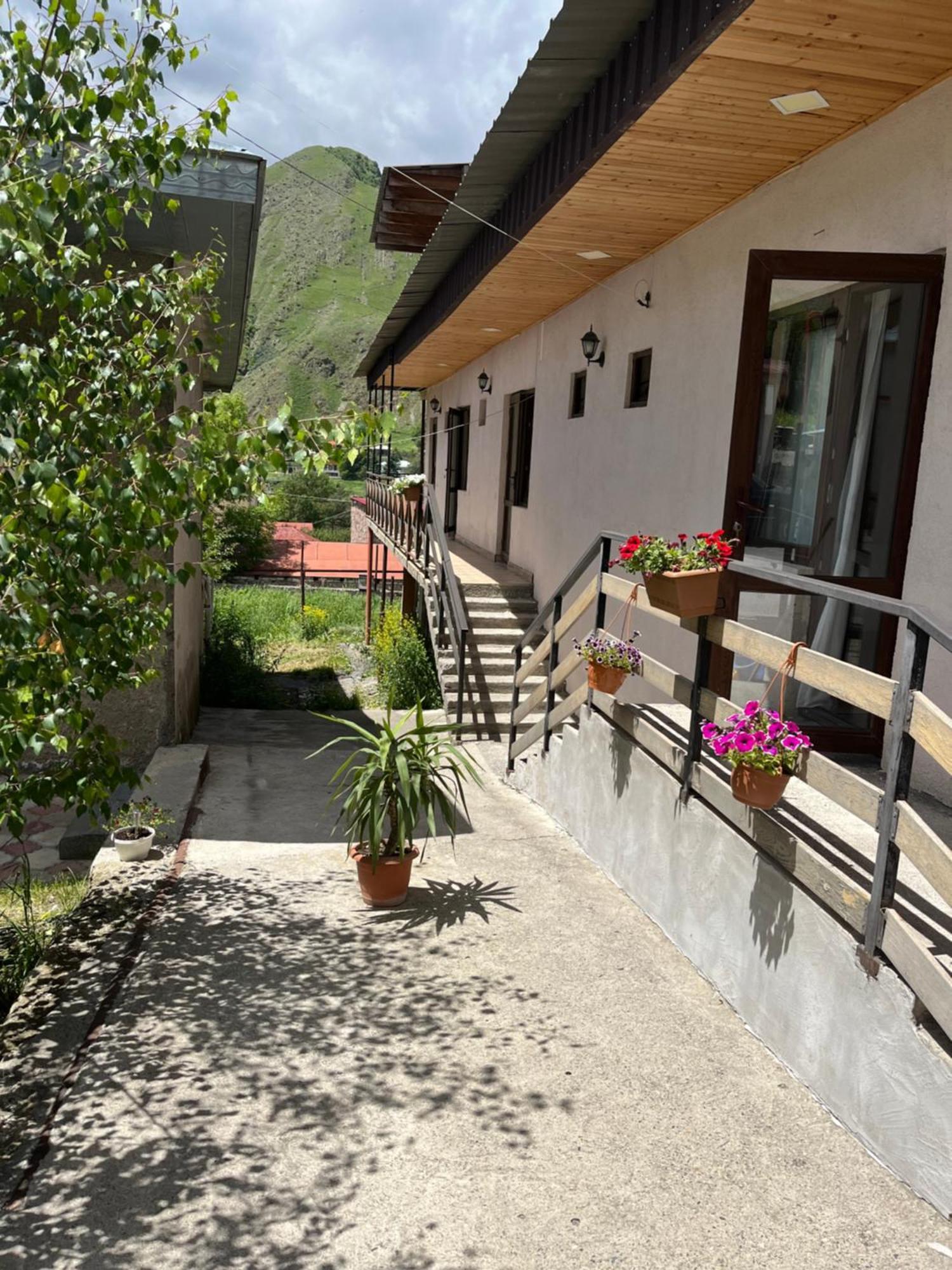 Soso Burduli'S Guesthouse Kazbegi Eksteriør billede