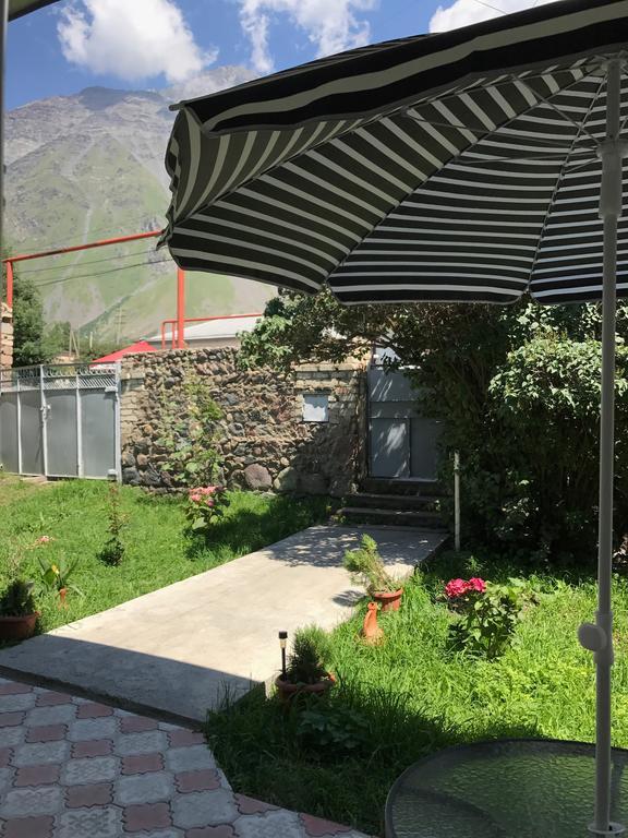 Soso Burduli'S Guesthouse Kazbegi Eksteriør billede
